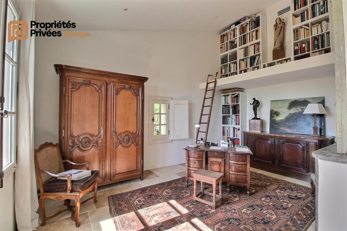 UZES UZES Propriété d'exception en pierre au coeur d'Uzès, dans un écrin de verdure de 1800  m², offrant 423 m² habitables avec 6 chambres 7