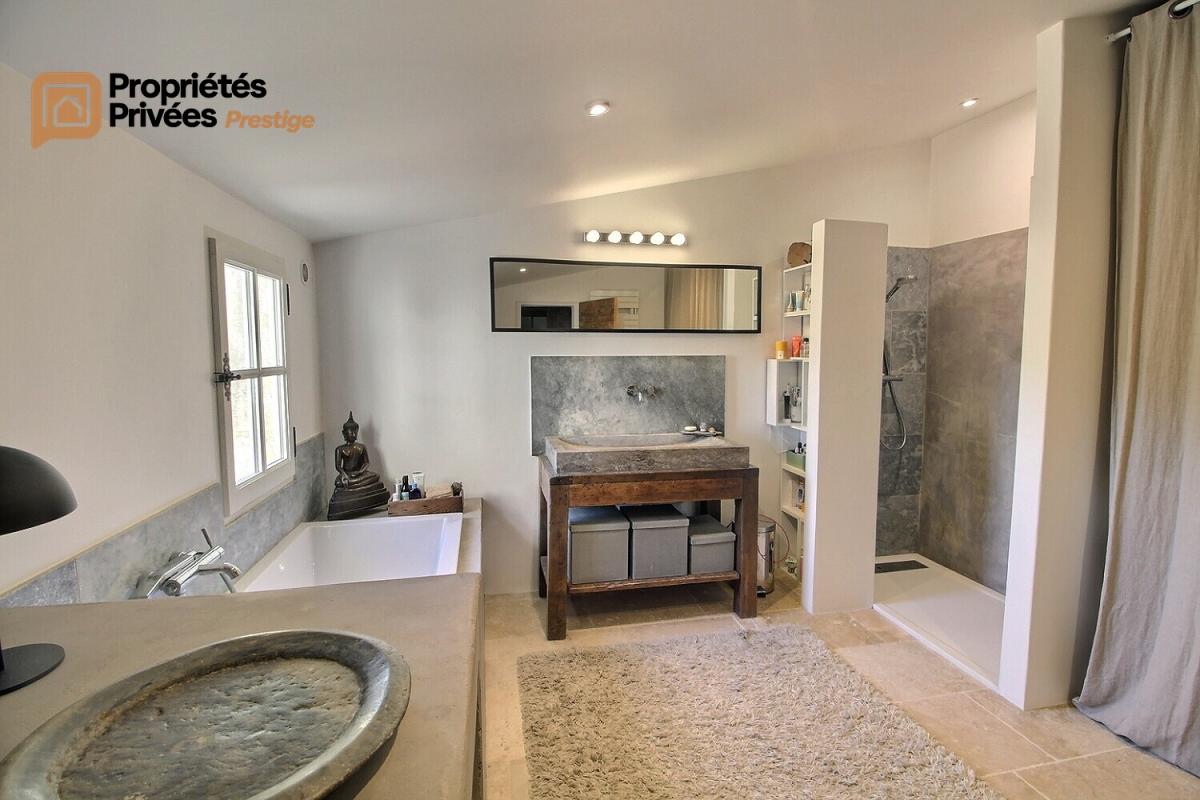 UZES UZES Propriété d'exception en pierre au coeur d'Uzès, dans un écrin de verdure de 1800  m², offrant 423 m² habitables avec 6 chambres 9