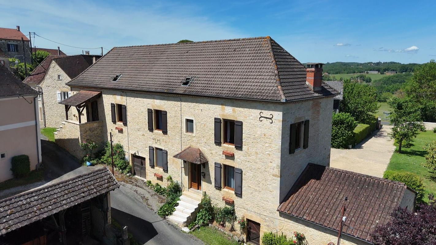 GOURDON Belle propriété en pierre avec gîte 2