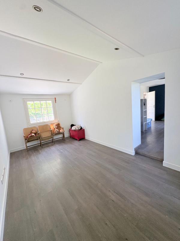 MONNIERES Maison familiale de plain-pied ,deux garages et terrain constructible 10