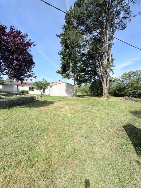 MONNIERES Maison familiale de plain-pied ,deux garages et terrain constructible 13