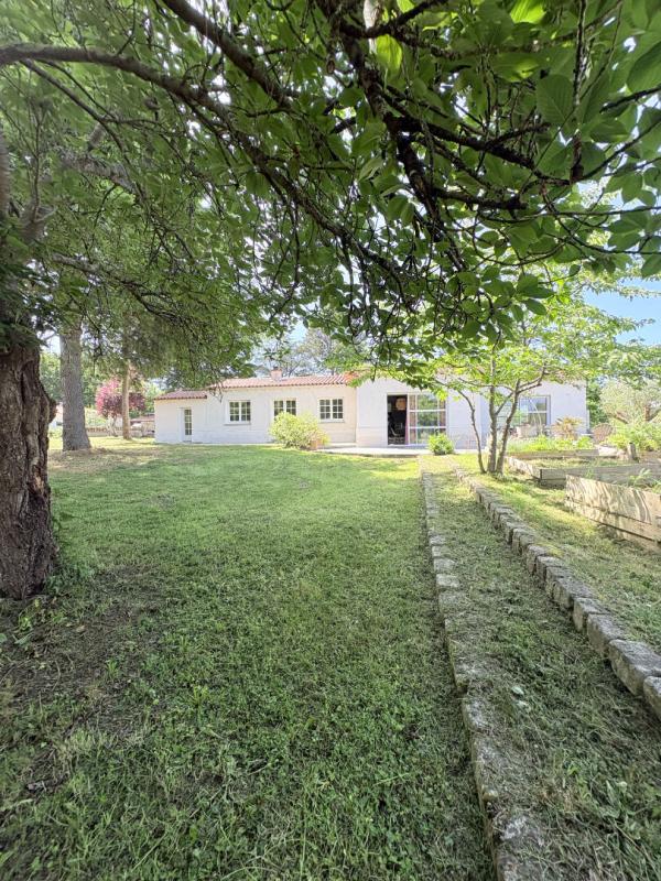 MONNIERES Maison familiale de plain-pied ,deux garages et terrain constructible 14