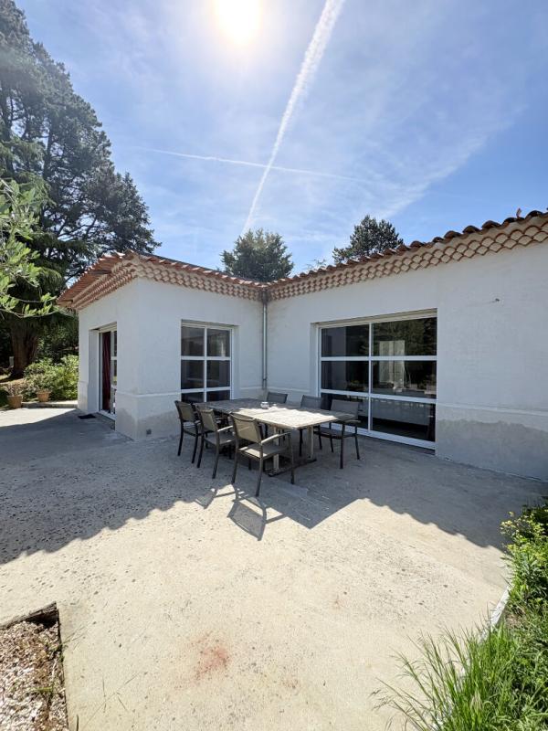 MONNIERES Maison familiale de plain-pied ,deux garages et terrain constructible 15