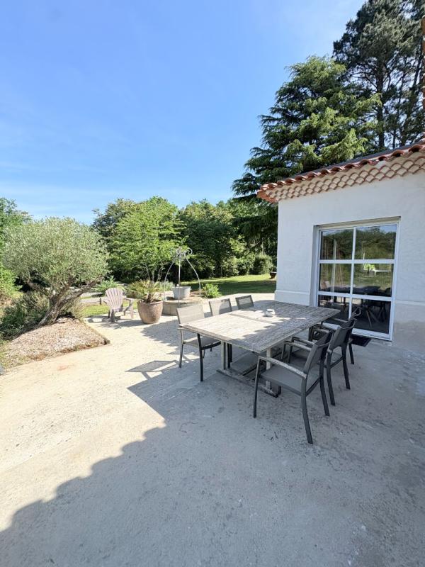 MONNIERES Maison familiale de plain-pied ,deux garages et terrain constructible 16