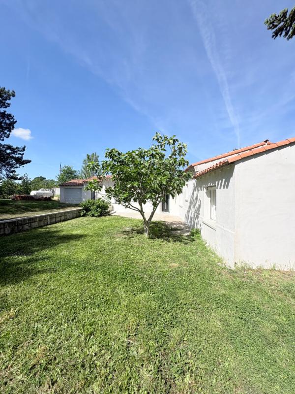 MONNIERES Maison familiale de plain-pied ,deux garages et terrain constructible 17