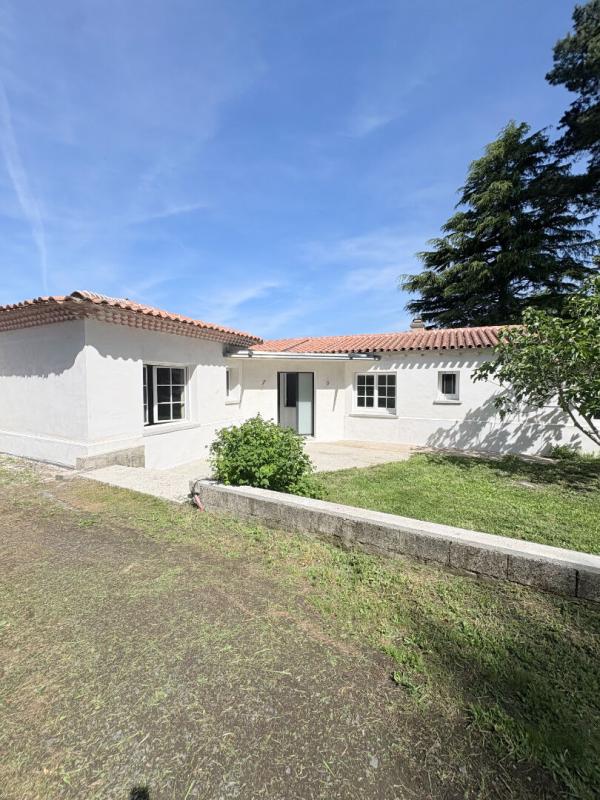 MONNIERES Maison familiale de plain-pied ,deux garages et terrain constructible 18