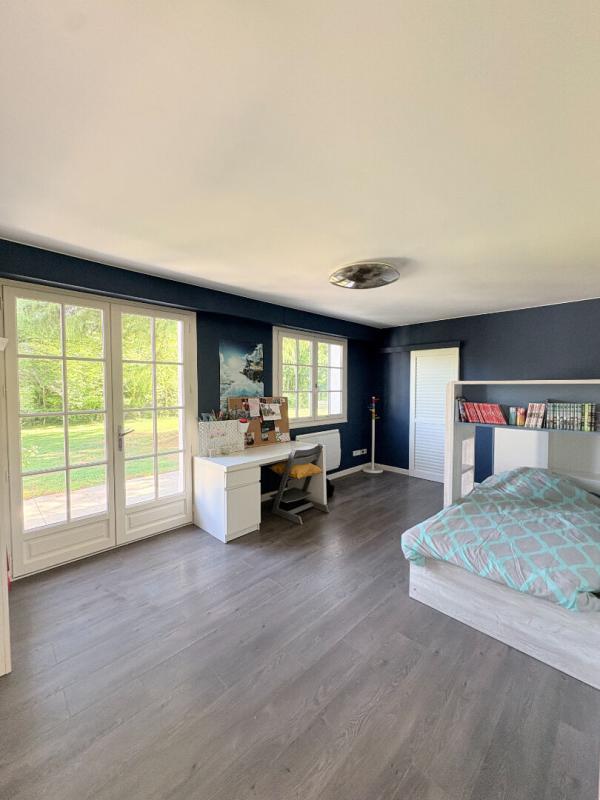 MONNIERES Maison familiale de plain-pied ,deux garages et terrain constructible 9