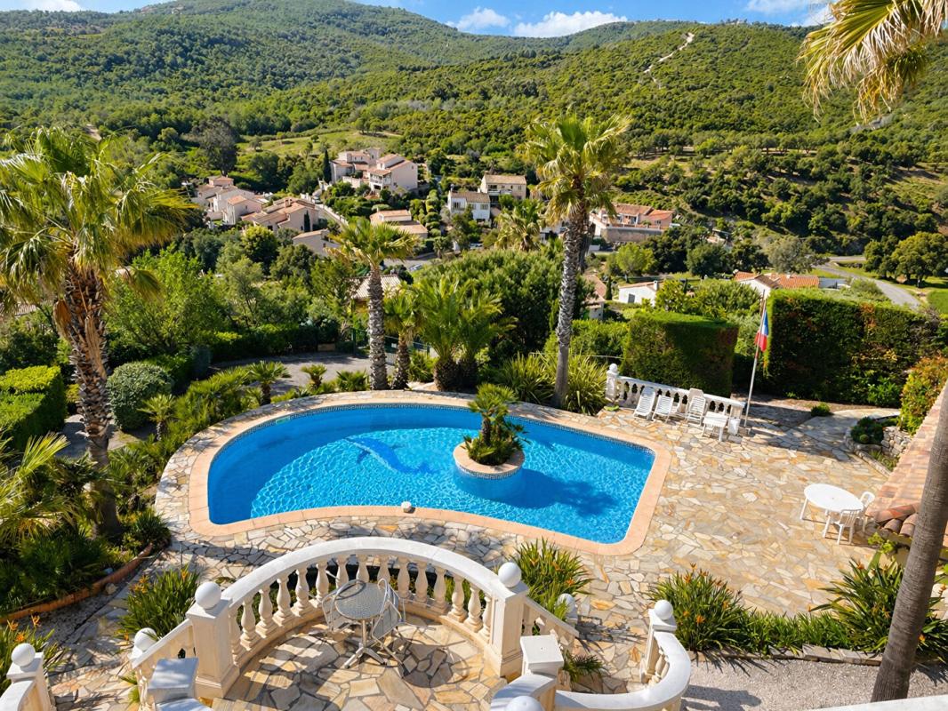 ROQUEBRUNE-SUR-ARGENS Villa Roquebrune Sur Argens 7 pièce(s) 160 m2 1