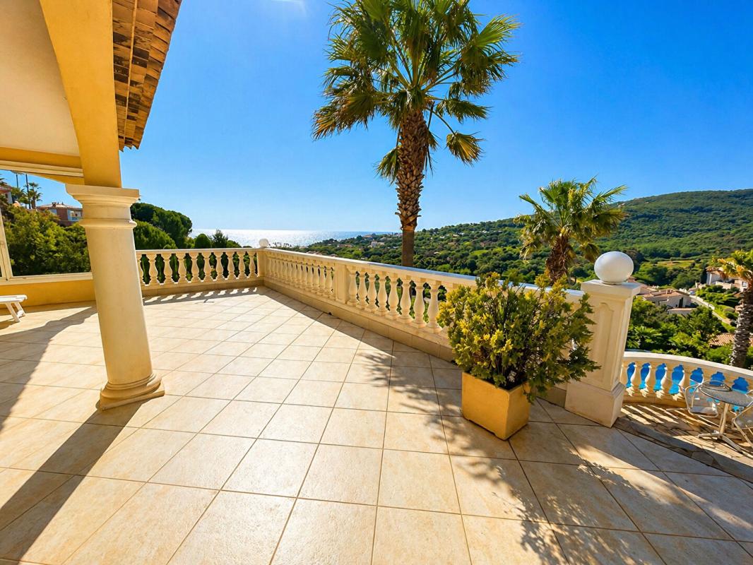 ROQUEBRUNE-SUR-ARGENS Villa Roquebrune Sur Argens 7 pièce(s) 160 m2 4