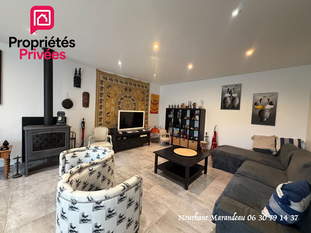 THAIMS Charentaise - 159 m2 - 3 chambres - Grandes dépendances - PRIX  282 150  HAI 2