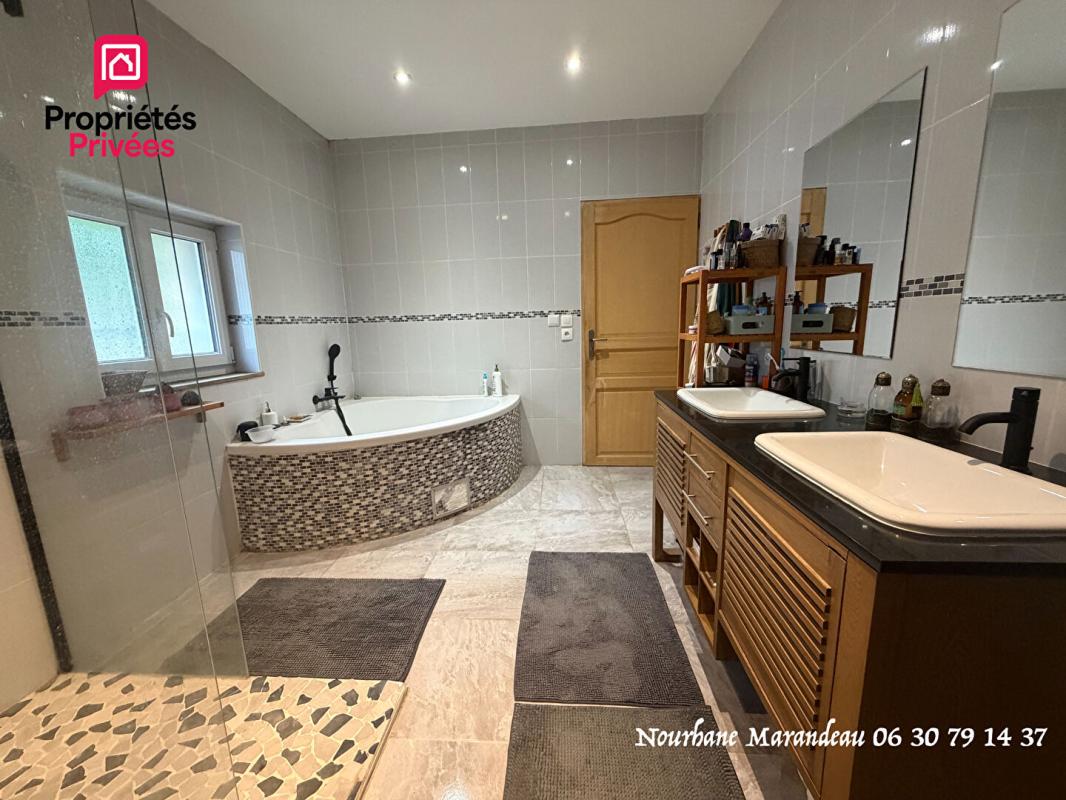 THAIMS Charentaise - 159 m2 - 3 chambres - Grandes dépendances - PRIX  282 150  HAI 5