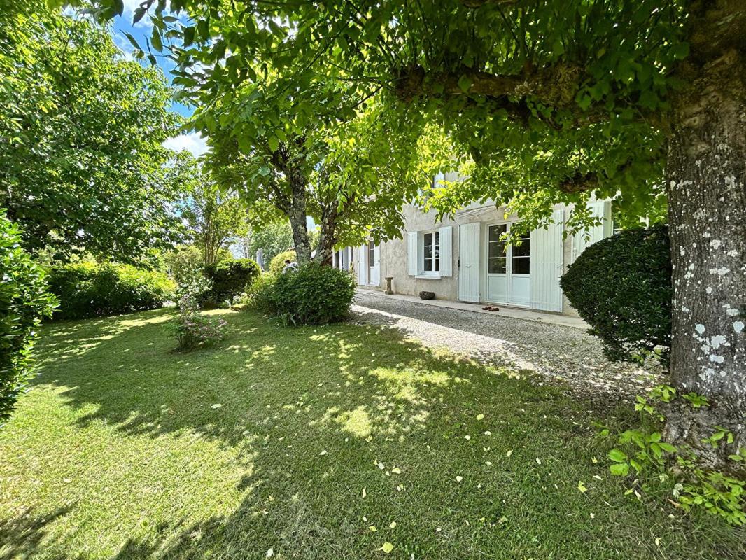 MOMBRIER A 15 mn de Blaye - Au calme belle Girondine en pierre rénovée - 197 m2 habitables -7P- 4 Chambres -  1920 m2 de Terrain - Piscine -Parc Arboré 17