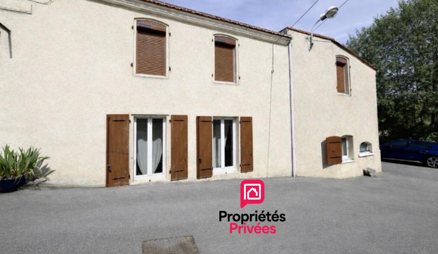 PLASSAC 25 kms de Saint-André de Cubzac : Maison en pierre 149 m2 - Cuisine indépendante aménagée et équipée - Grand séjour avec cheminée en pierre - 4 chambres - garage attenant - atelier 1