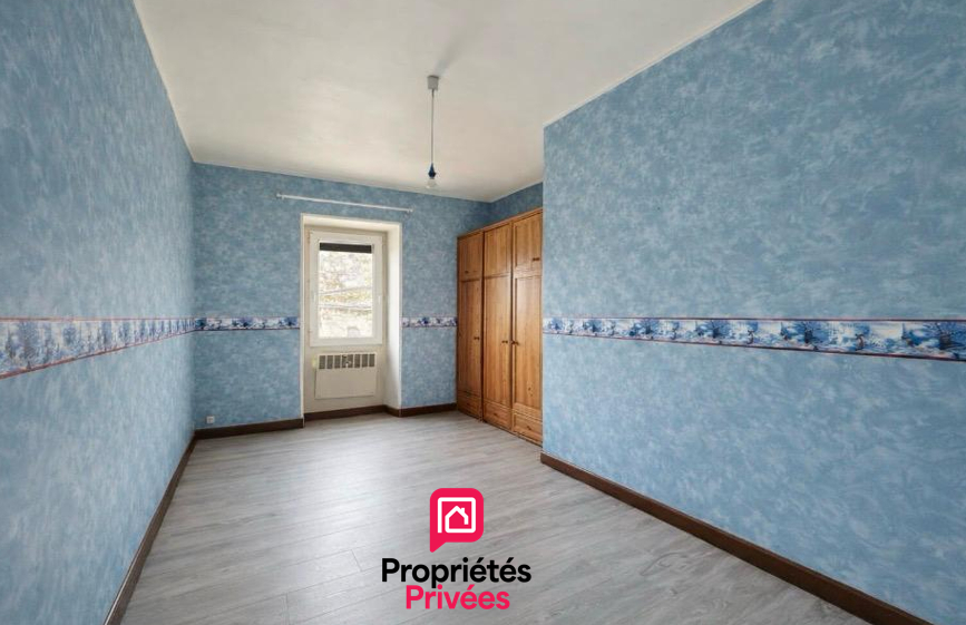 PLASSAC 25 kms de Saint-André de Cubzac : Maison en pierre 149 m2 - Cuisine indépendante aménagée et équipée - Grand séjour avec cheminée en pierre - 4 chambres - garage attenant - atelier 10