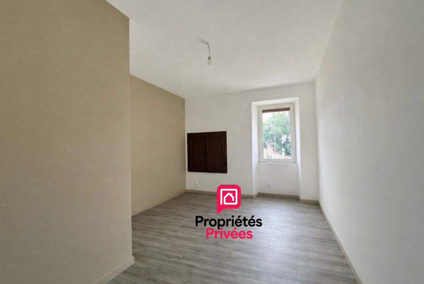 PLASSAC 25 kms de Saint-André de Cubzac : Maison en pierre 149 m2 - Cuisine indépendante aménagée et équipée - Grand séjour avec cheminée en pierre - 4 chambres - garage attenant - atelier 11