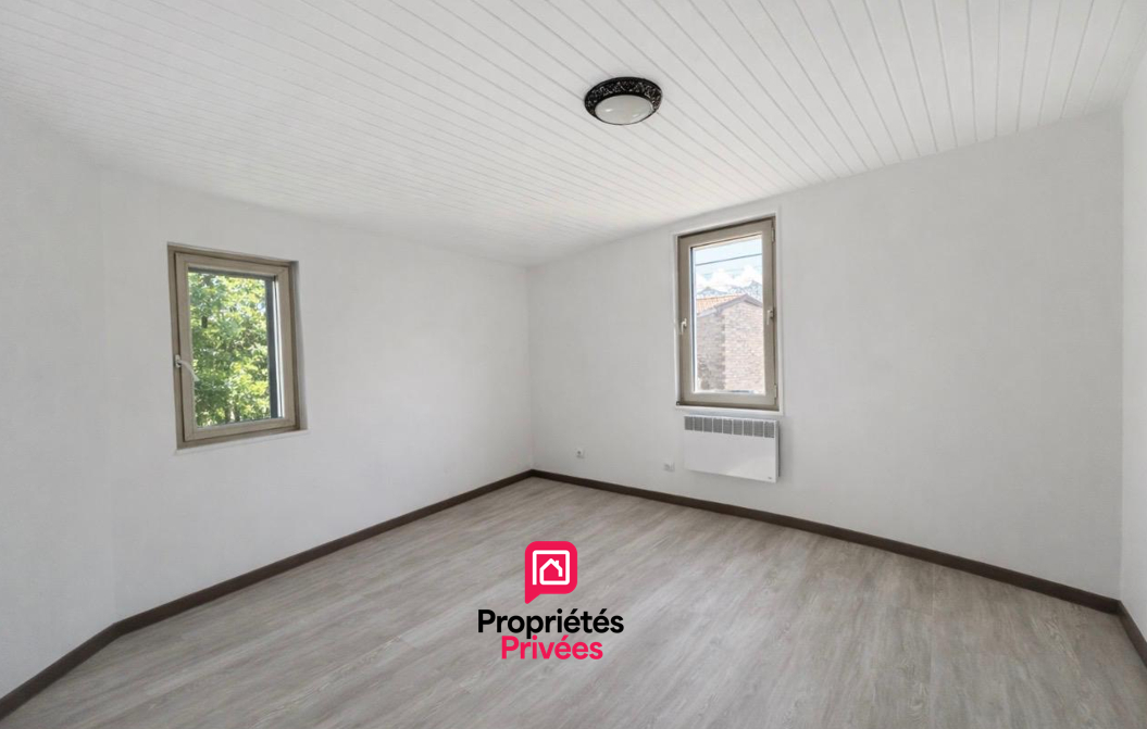 PLASSAC 25 kms de Saint-André de Cubzac : Maison en pierre 149 m2 - Cuisine indépendante aménagée et équipée - Grand séjour avec cheminée en pierre - 4 chambres - garage attenant - atelier 12