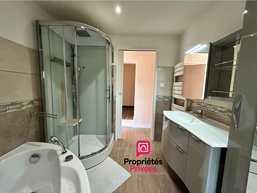 PLASSAC 25 kms de Saint-André de Cubzac : Maison en pierre 149 m2 - Cuisine indépendante aménagée et équipée - Grand séjour avec cheminée en pierre - 4 chambres - garage attenant - atelier 13