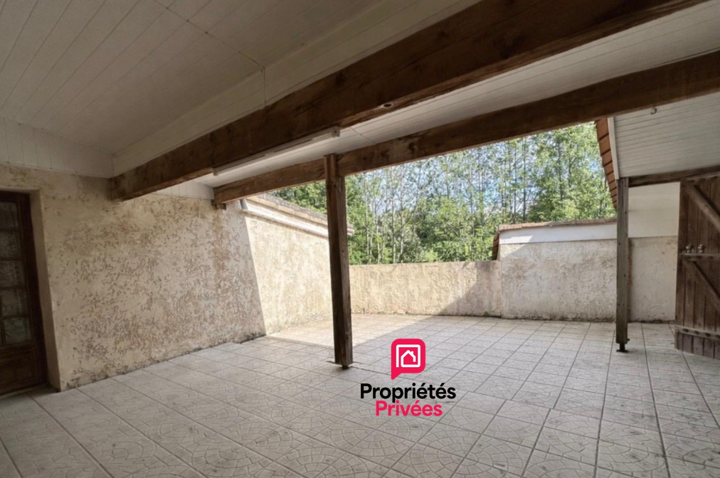 PLASSAC 25 kms de Saint-André de Cubzac : Maison en pierre 149 m2 - Cuisine indépendante aménagée et équipée - Grand séjour avec cheminée en pierre - 4 chambres - garage attenant - atelier 15