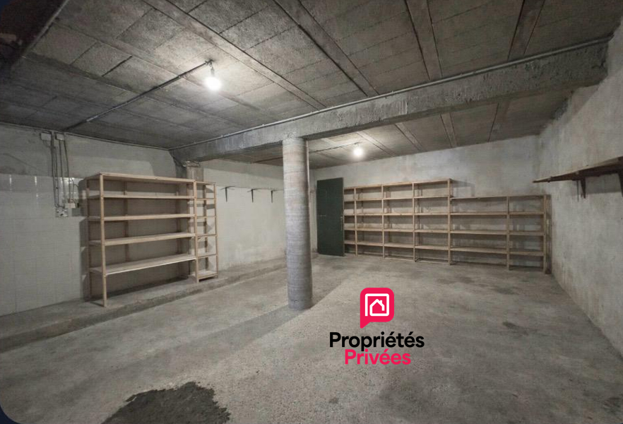 PLASSAC 25 kms de Saint-André de Cubzac : Maison en pierre 149 m2 - Cuisine indépendante aménagée et équipée - Grand séjour avec cheminée en pierre - 4 chambres - garage attenant - atelier 16