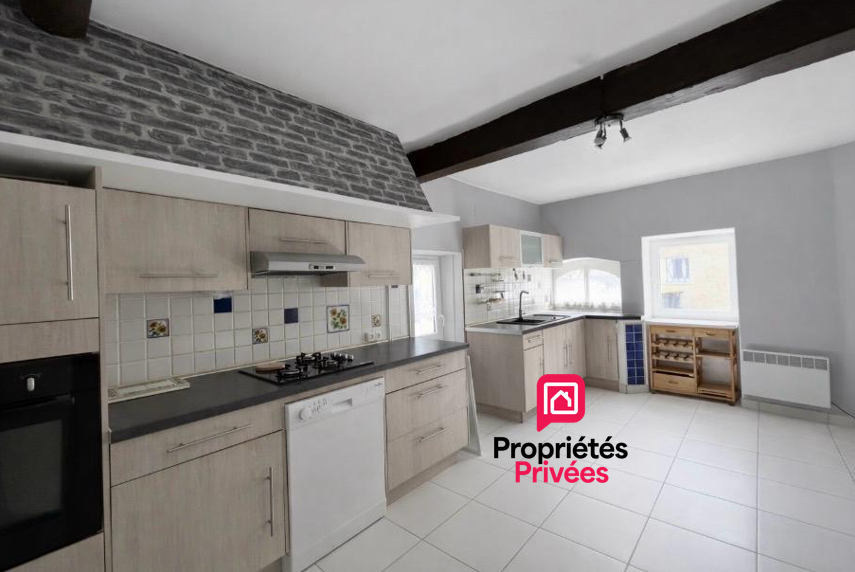 PLASSAC 25 kms de Saint-André de Cubzac : Maison en pierre 149 m2 - Cuisine indépendante aménagée et équipée - Grand séjour avec cheminée en pierre - 4 chambres - garage attenant - atelier 5