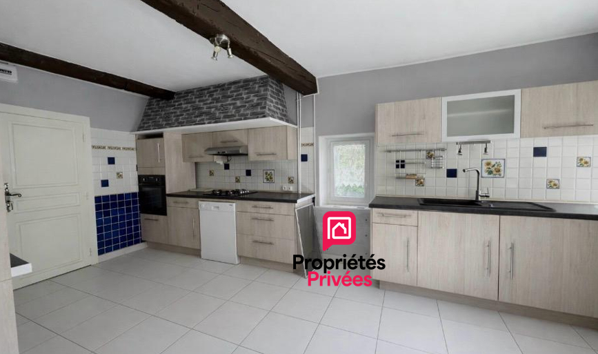 PLASSAC 25 kms de Saint-André de Cubzac : Maison en pierre 149 m2 - Cuisine indépendante aménagée et équipée - Grand séjour avec cheminée en pierre - 4 chambres - garage attenant - atelier 6