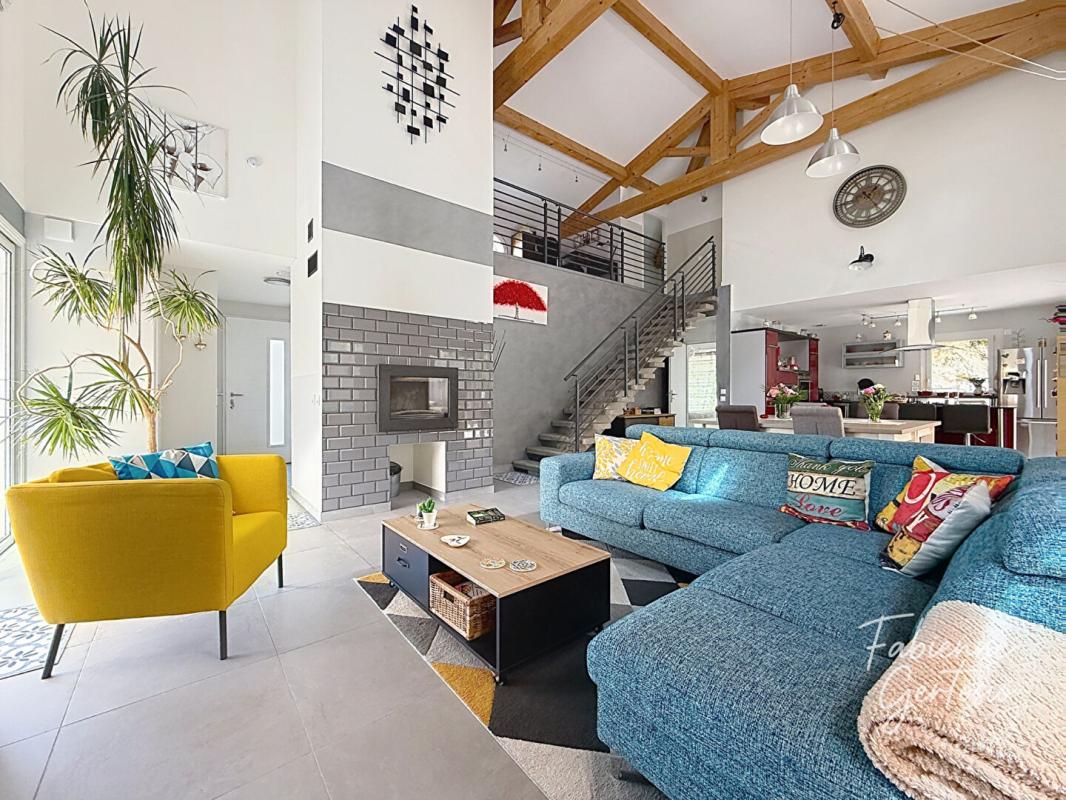 SOLLIES-TOUCAS SOLLIES-TOUCAS! Maison contemporaine avec piscine et garage de74m2 2