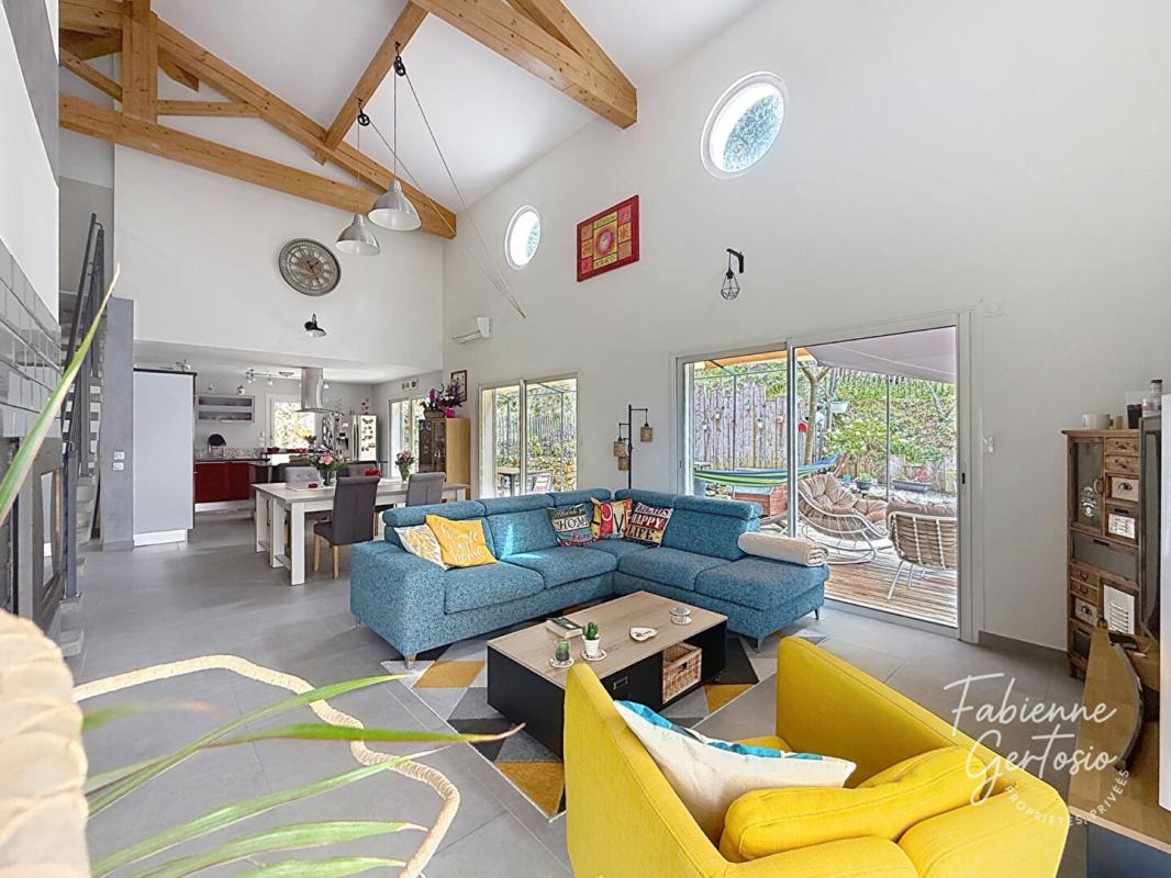 SOLLIES-TOUCAS SOLLIES-TOUCAS! Maison contemporaine avec piscine et garage de74m2 3
