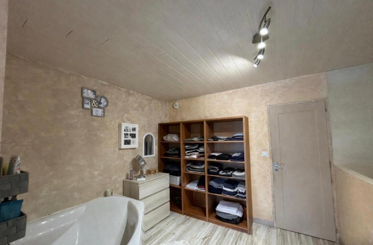 AMBARES-ET-LAGRAVE Ambares Et Lagrave ,Maison familiale rénovée de 230 m2 habitables - 8 pièces -5 chambres dont une suite parentale en rdc - Grande pièce vie - Piscine - Parc arboré - Carport 11