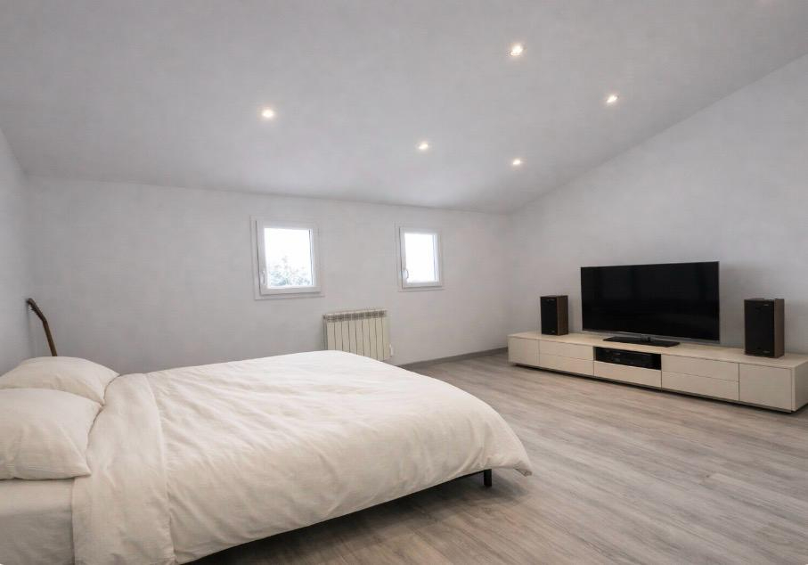 AMBARES-ET-LAGRAVE Ambares Et Lagrave ,Maison familiale rénovée de 230 m2 habitables - 8 pièces -5 chambres dont une suite parentale en rdc - Grande pièce vie - Piscine - Parc arboré - Carport 16