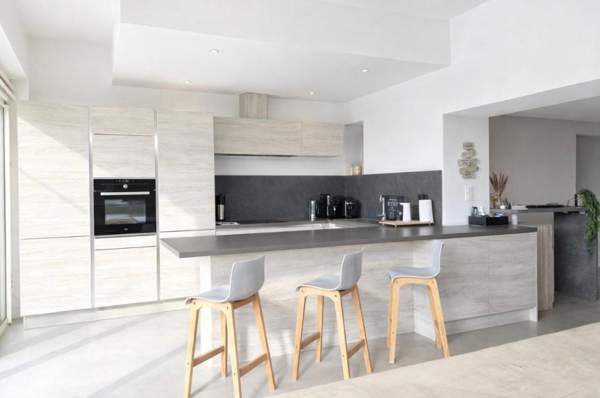 AMBARES-ET-LAGRAVE Ambares Et Lagrave ,Maison familiale rénovée de 230 m2 habitables - 8 pièces -5 chambres dont une suite parentale en rdc - Grande pièce vie - Piscine - Parc arboré - Carport 8