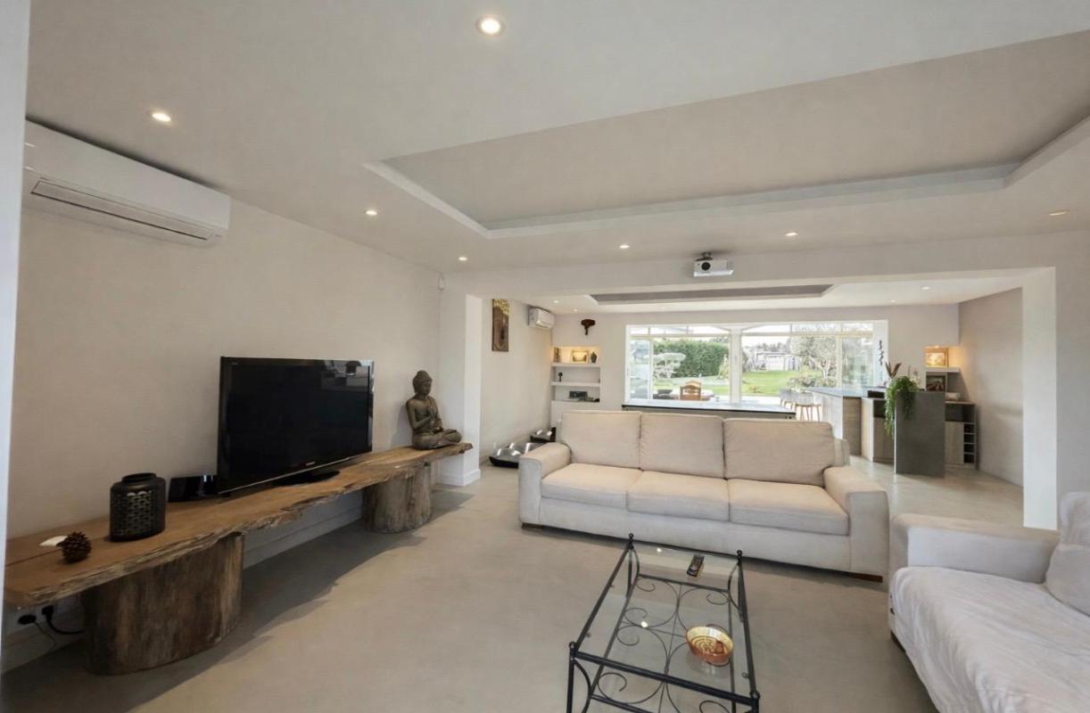 AMBARES-ET-LAGRAVE Ambares Et Lagrave ,Maison familiale rénovée de 230 m2 habitables - 8 pièces -5 chambres dont une suite parentale en rdc - Grande pièce vie - Piscine - Parc arboré - Carport 9