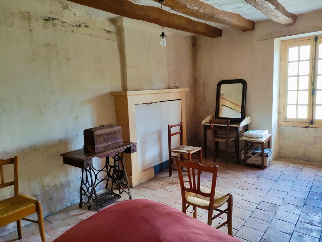 YZEURES-SUR-CREUSE Maison de pays Yzeures Sur Creuse 3 pièces grange et terrain 12