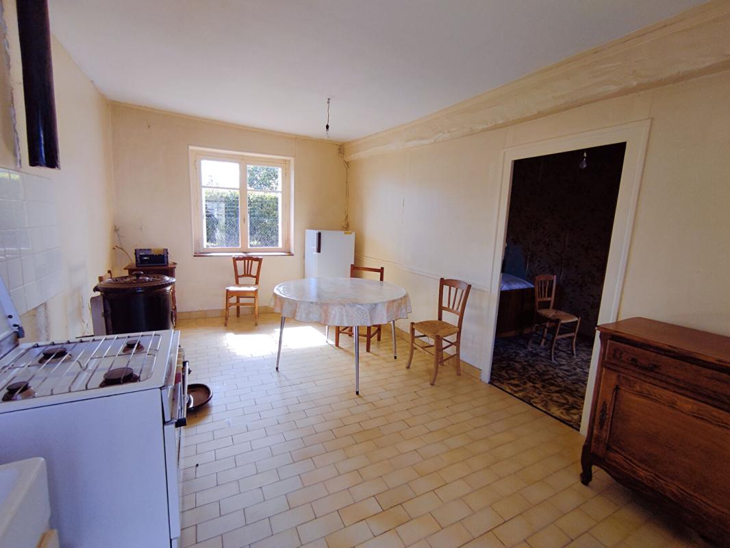YZEURES-SUR-CREUSE Maison de pays Yzeures Sur Creuse 3 pièces grange et terrain 13
