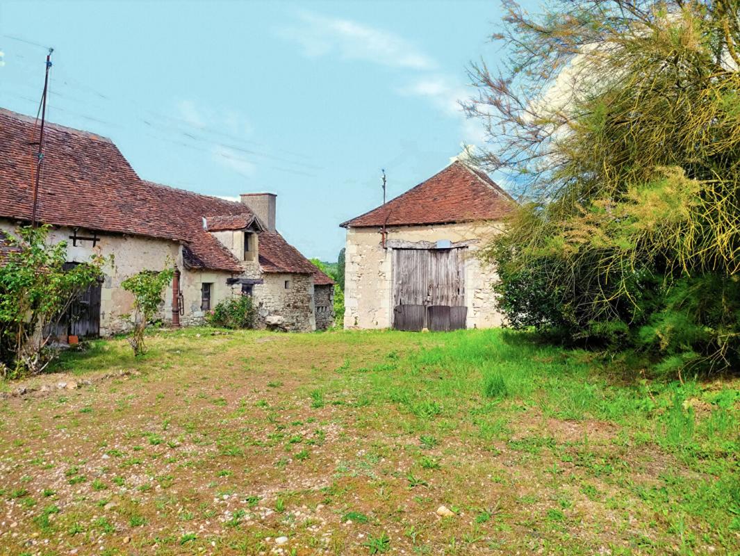 YZEURES-SUR-CREUSE Maison de pays Yzeures Sur Creuse 3 pièces grange et terrain 2