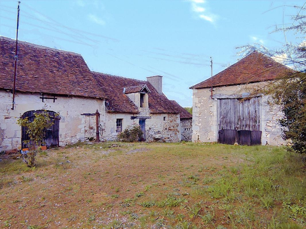 YZEURES-SUR-CREUSE Maison de pays Yzeures Sur Creuse 3 pièces grange et terrain 5
