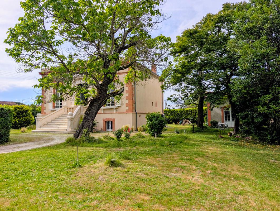 CAZERES Maison de Maître de 282 m² avec 5 chambres, dépendance et piscine sur terrain de 1585 m² 2