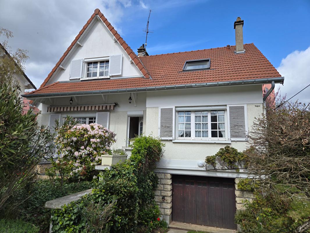 SAINTE-GENEVIEVE-DES-BOIS Maison Sainte Genevieve Des Bois 8 pièces 150 m2 1