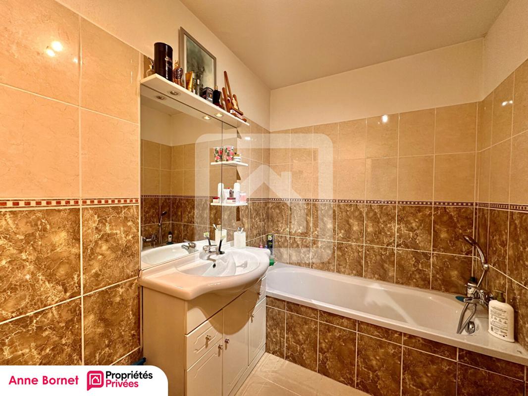 GRASSE Appartement 2 pièces avec terrasse exceptionnelle de près de 50 m2, double garage, cave 12