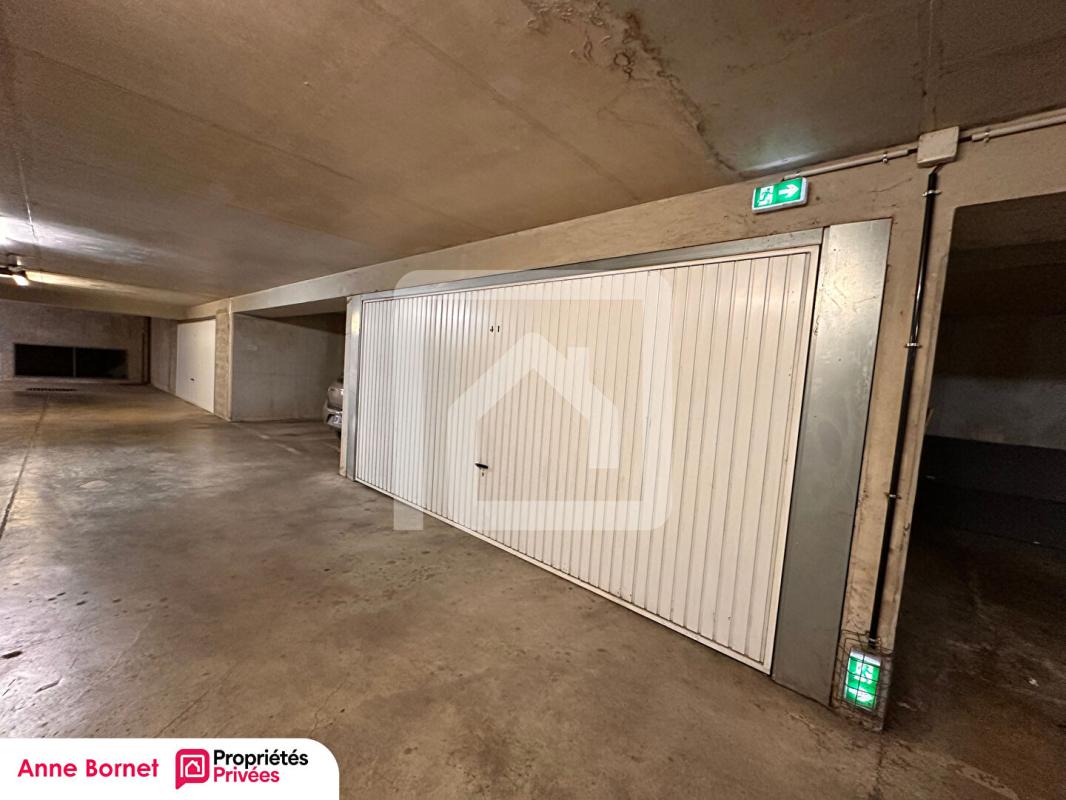 GRASSE Appartement 2 pièces avec terrasse exceptionnelle de près de 50 m2, double garage, cave 13