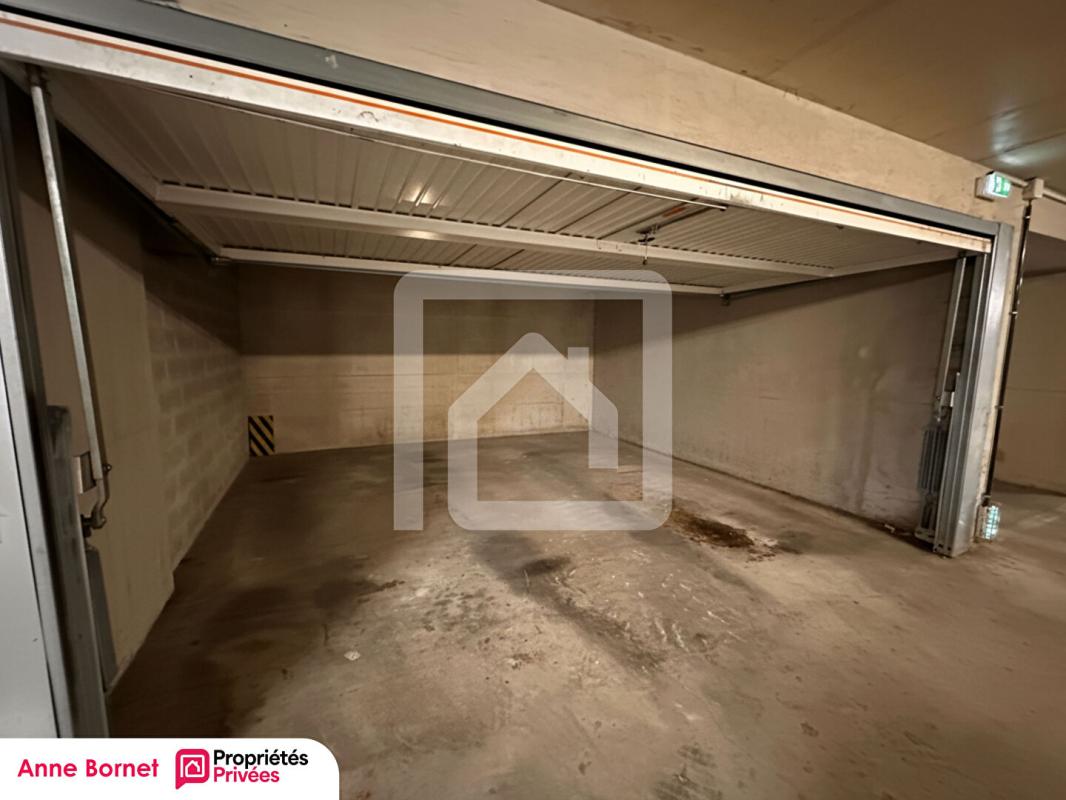 GRASSE Appartement 2 pièces avec terrasse exceptionnelle de près de 50 m2, double garage, cave 14