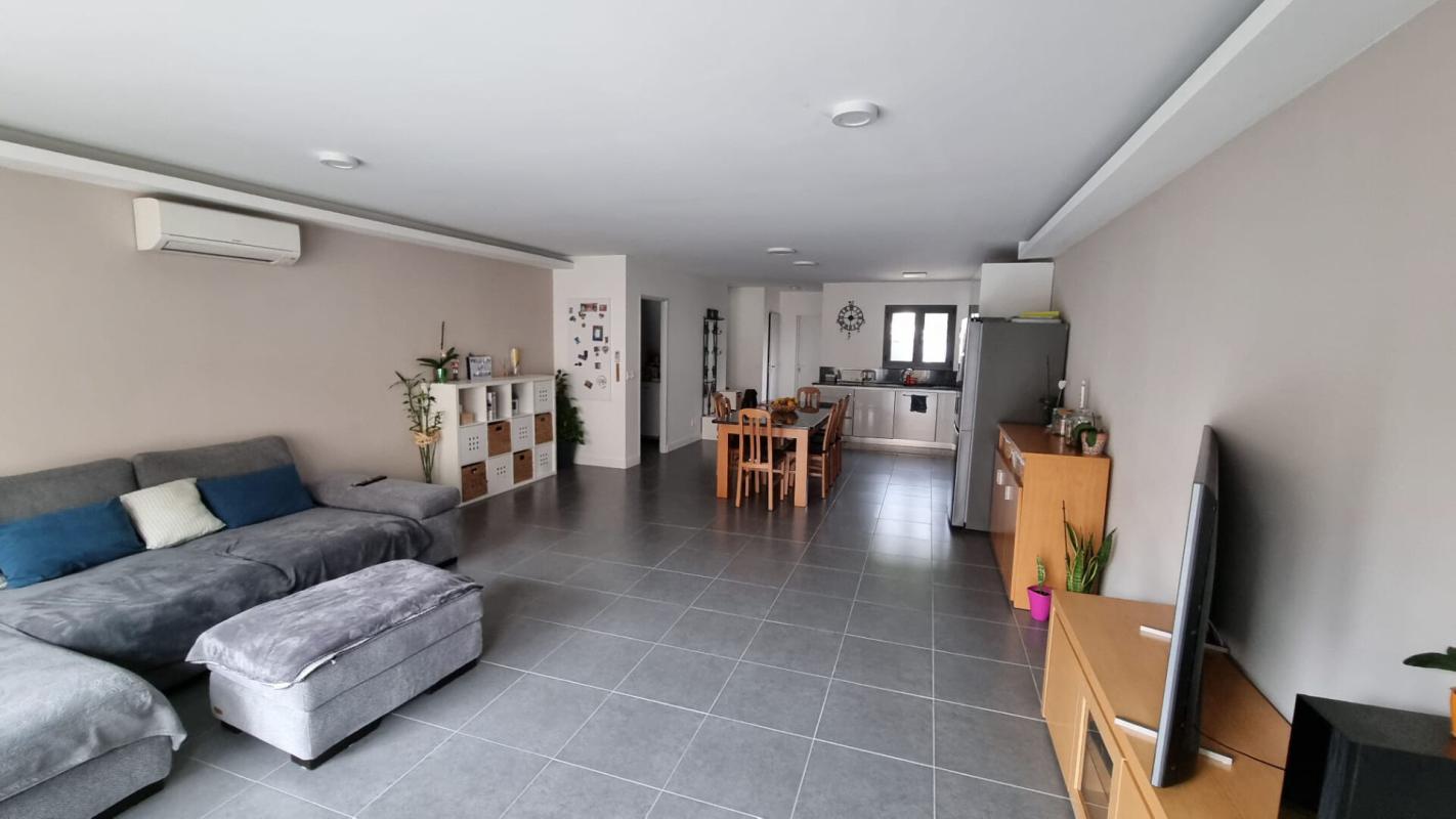 CUGES-LES-PINS SUPERBE MAISON  DE VILLAGE, GARAGE ET TERRASSES 2