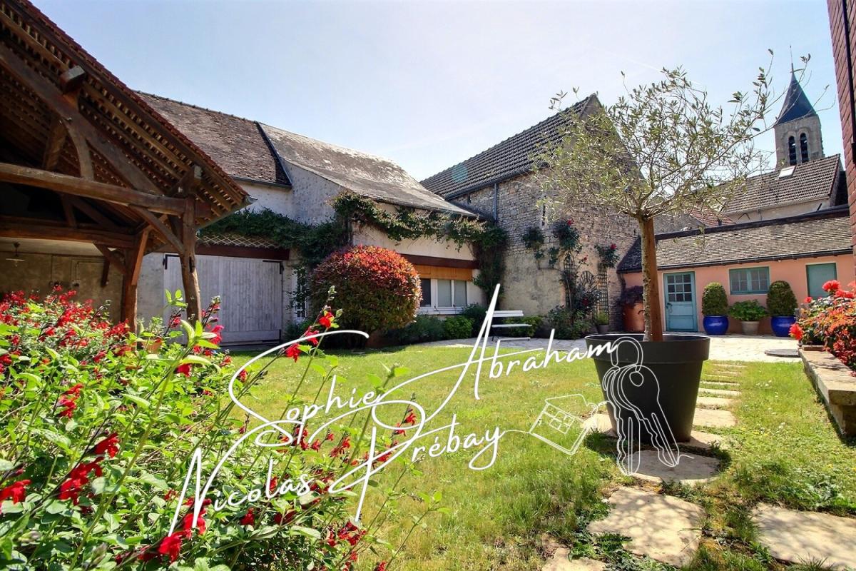 MEREVILLE Charme et volumes : magnifique maison en pierre au coeur de Méréville 15