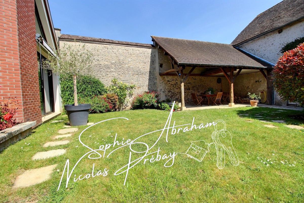 MEREVILLE Charme et volumes : magnifique maison en pierre au coeur de Méréville 17