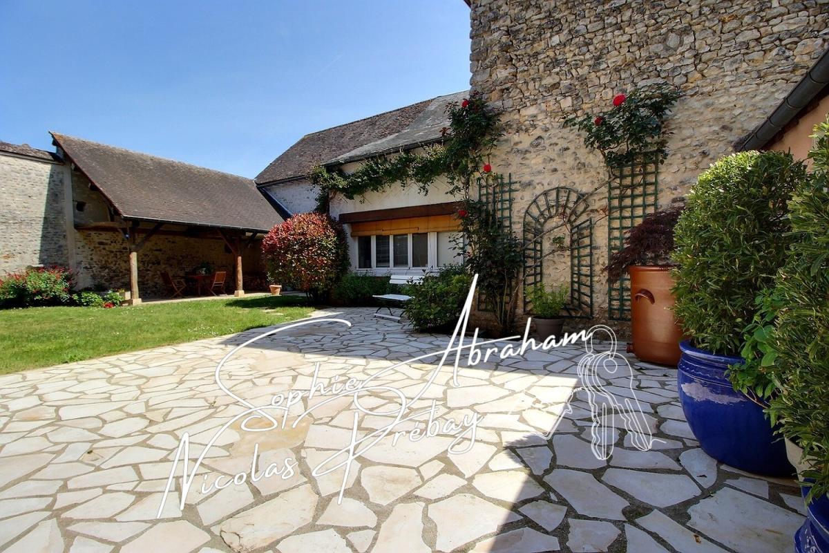 MEREVILLE Charme et volumes : magnifique maison en pierre au coeur de Méréville 18