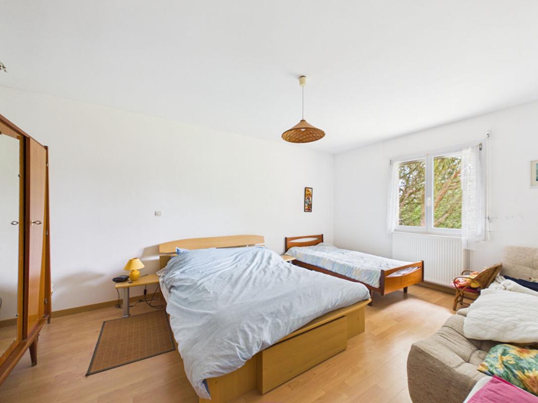 LIGUGE Maison à Ligugé de 230 m2 , 4 chambres +1 studio indépendant, jardin, garage 12