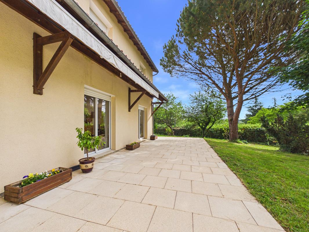 LIGUGE Maison à Ligugé de 230 m2 , 4 chambres +1 studio indépendant, jardin, garage 17