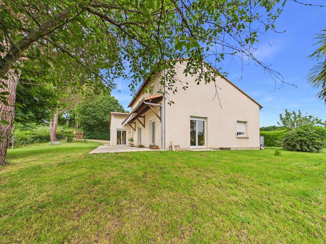 LIGUGE Maison à Ligugé de 230 m2 , 4 chambres +1 studio indépendant, jardin, garage 18
