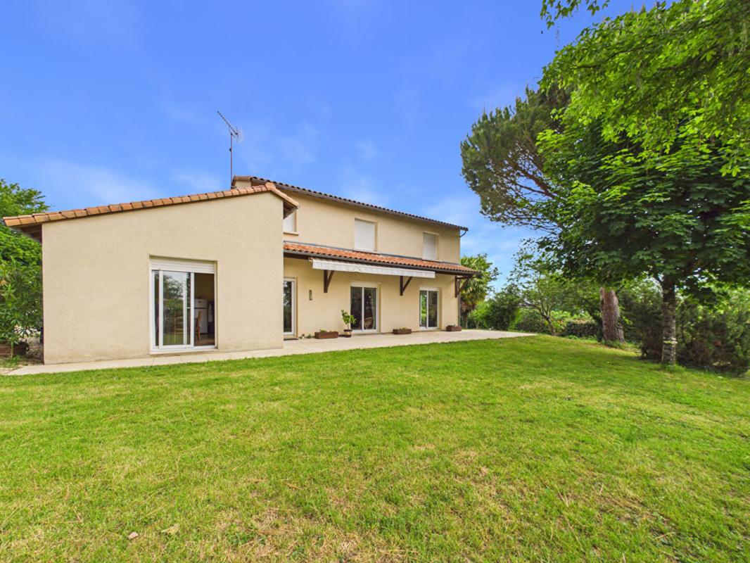 LIGUGE Maison à Ligugé de 230 m2 , 4 chambres +1 studio indépendant, jardin, garage 2