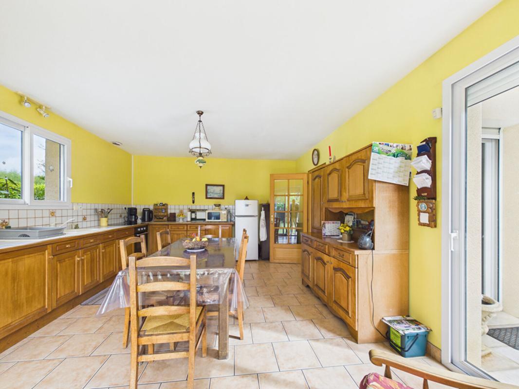 LIGUGE Maison à Ligugé de 230 m2 , 4 chambres +1 studio indépendant, jardin, garage 6
