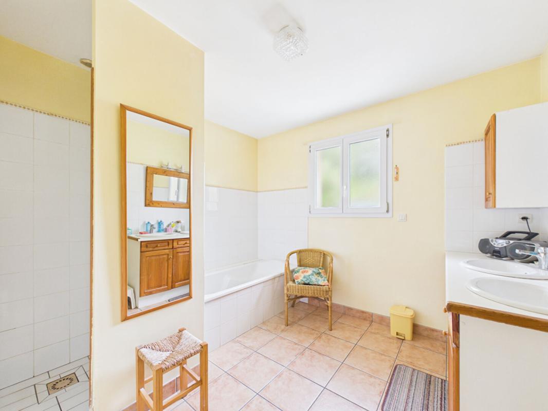 LIGUGE Maison à Ligugé de 230 m2 , 4 chambres +1 studio indépendant, jardin, garage 7